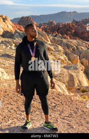 African American man Training für 10 k laufen, in der Wüste von Nevada. Stockfoto