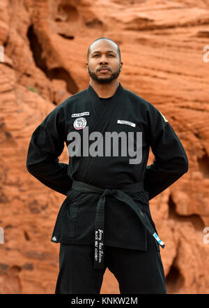 African American man praktizieren Kampfkunst in der Wüste von Nevada. Stockfoto