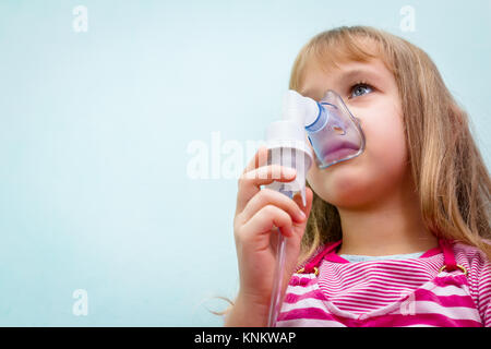 Kind mit Asthma Probleme ist die Inhalation mit Maske im Gesicht. Stockfoto