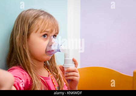 Kind mit Asthma Probleme ist die Inhalation mit Maske im Gesicht. Stockfoto