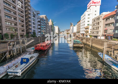 Weitwinkelansicht Kanda (Fluss Kandagawa) und Asakusa Brücke (asakusabashi) auf der Rückseite von Yanagi Brücke (yanagibashi) Stockfoto