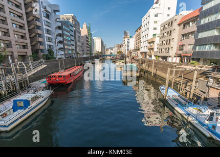 Weitwinkelansicht Kanda (Fluss Kandagawa) und Asakusa Brücke (asakusabashi) auf der Rückseite von Yanagi Brücke (yanagibashi) Stockfoto