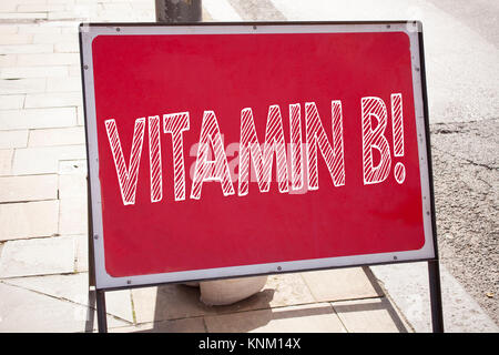 Konzeptionelle Hand schreiben Bildunterschrift Inspiration zeigen Vitamin B. Business Konzept für auf Ansage Schild mit Hintergrund- und Raum Stockfoto