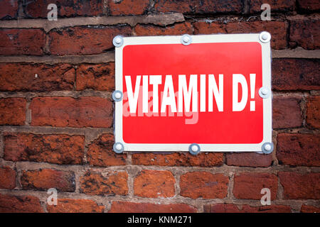 Hand schreiben Bildunterschrift inspiration, Vitamin-D-Konzept Bedeutung Mineralien als Nahrungsergänzung Vitamine auf alten Ankündigung Schild mit schriftlicher Stockfoto