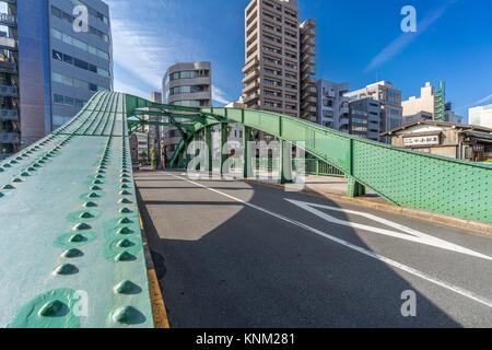 Weitwinkelansicht Kanda (Fluss Kandagawa) und Asakusa Brücke (asakusabashi) auf der Rückseite von Yanagi Brücke (yanagibashi) Stockfoto