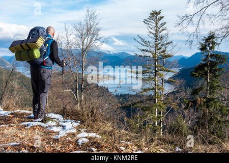 Wanderer genießen Sie den Blick auf den Walchensee in den Bayerischen Voralpen in einem Wintertag Stockfoto