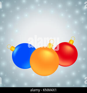 Bunte Weihnachten Kugeln auf einem hellgrauen Winter Hintergrund mit Lichtern und Schnee und kopieren Sie Platz für Ihren Text. Stockfoto