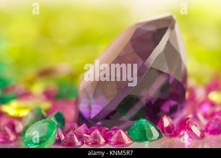 Amethyst Stein und farbigen Steinen Stockfoto