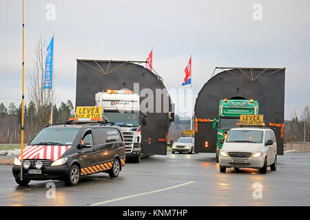 Mariehamn, Finnland - 30. NOVEMBER 2014: Pilot Autos und zwei Lkw mit übergroßen Ladungen über ihre Reise fortzusetzen. Ein Pilot Fahrzeug mit Höhe meas Stockfoto