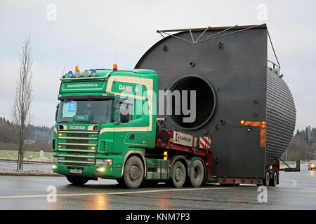 Mariehamn, Finnland - 30. NOVEMBER 2014: Scania 124L Lkw schleppt eine große Last. Auf finnische Straßen mindestens ein Begleitfahrzeug notwendig ist, wenn der Laden laden Stockfoto