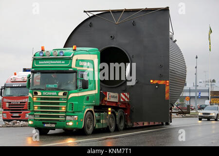 Mariehamn, Finnland - 30. NOVEMBER 2014: Scania 124L Lkw schleppt eine große Last von Escort Autos begleitet. Auf finnische Straßen mindestens ein Begleitfahrzeug ist n Stockfoto