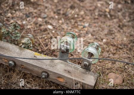 Eine alte Installation einer elektrischen Pole auf dem Boden in der Nähe von Mérida, Badajoz, Extremadura, Spanien. Stockfoto