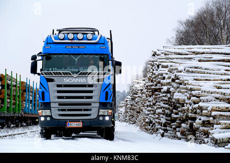 SALO, Finnland - 22. NOVEMBER 2014: Blauer Scania V8 logging Truck in Salo Bahnhof. Etwa 25% der finnischen Holz ist zum Bahnhof transportiert Stockfoto