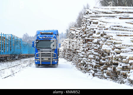 SALO, Finnland - 22. NOVEMBER 2014: Blaue Scania R580 V8-logging Truck in Salo Bahnhof. Etwa 25% der finnischen Holz ist zum Bahnhof St transportiert Stockfoto