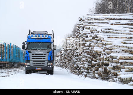 SALO, Finnland - 22. NOVEMBER 2014: Blauer Scania V8 logging Truck in Salo Bahnhof. Etwa 25% der finnischen Holz ist zum Bahnhof transportiert Stockfoto