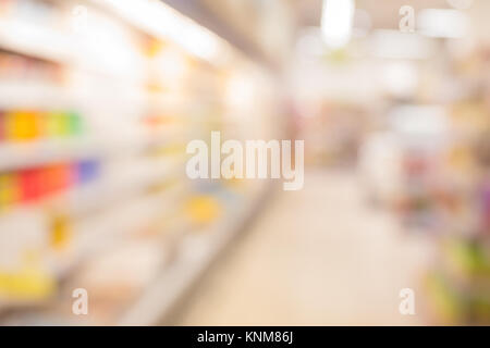 Verschwommen Supermarkt pass mit bunten Regale als Hintergrund. Stockfoto