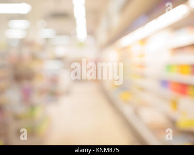 Verschwommen Supermarkt pass mit bunten Regale als Hintergrund. Stockfoto