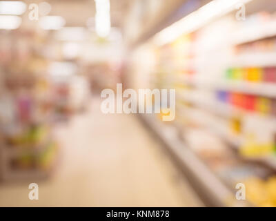 Verschwommen Supermarkt pass mit bunten Regale als Hintergrund. Stockfoto