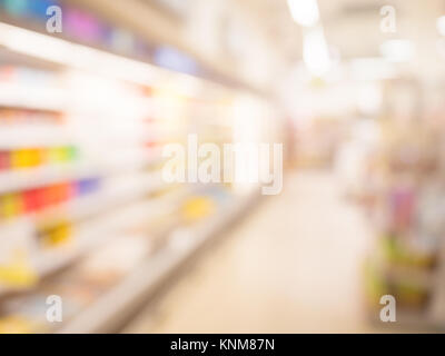 Verschwommen Supermarkt pass mit bunten Regale als Hintergrund. Stockfoto