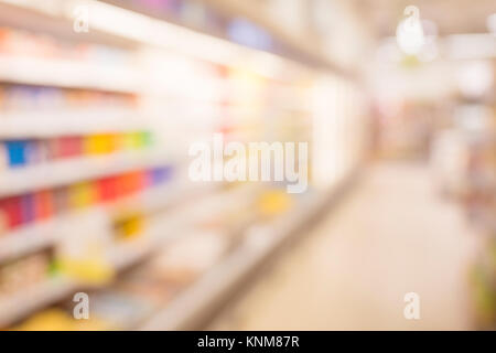 Verschwommen Supermarkt pass mit bunten Regale als Hintergrund. Stockfoto