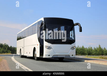 Weiß coach Bus auf der Straße am Sommer. Stockfoto