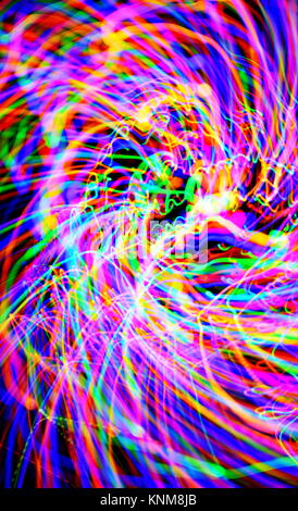 Abstrakte Mehrfarbige Licht Trails mit langen Belichtungszeiten in der Nacht erschossen. Licht Malerei. Stockfoto