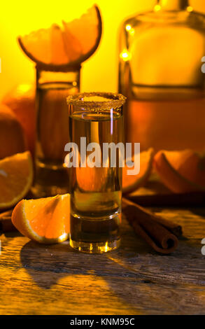 Gläser gold Tequila mit Orange und Zimt. Stockfoto