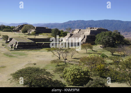 Monte Albán, Ansicht von Süden Plattform, Oaxaca, Mexiko Stockfoto