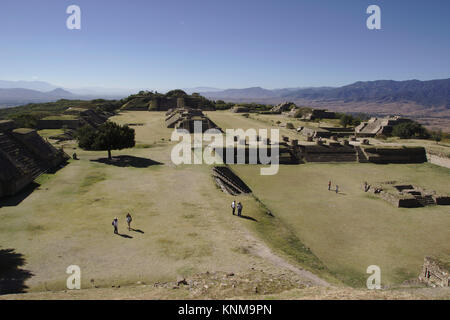 Monte Albán, Ansicht von Süden Plattform, Oaxaca, Mexiko Stockfoto