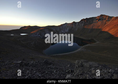 Nevado de Toluca, Blick auf den Krater Seen Laguna del Sol und Laguna de la Luna und ein Lavadom, Morgenlicht, Mexiko Stockfoto