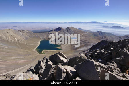 Nevado de Toluca, Aussicht vom Gipfel Pico Del Fraile in den Krater mit dem Laguna del Sol und Laguna de la Luna, Mexiko Stockfoto