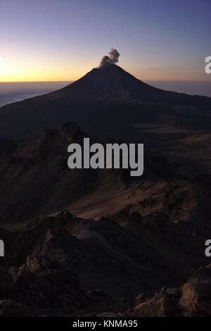 Popocatépetl am frühen Morgen Licht mit ascheeruption, Ansicht von Iztaccíhuatl, Mexiko Stockfoto