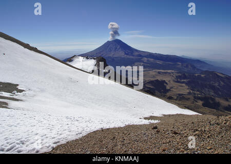 Iztaccíhuatl, Aussicht von einem Gipfel zum Popocatépetl, Mexiko Stockfoto