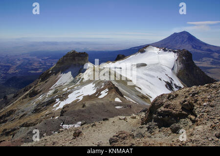 Iztaccíhuatl, Aussicht von einem Gipfel zum Popocatépetl, Mexiko Stockfoto