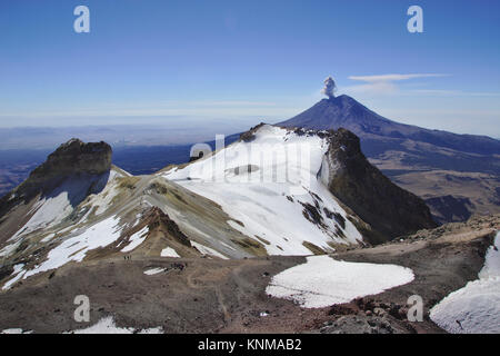 Iztaccíhuatl, Aussicht von einem Gipfel zum Popocatépetl, Mexiko Stockfoto