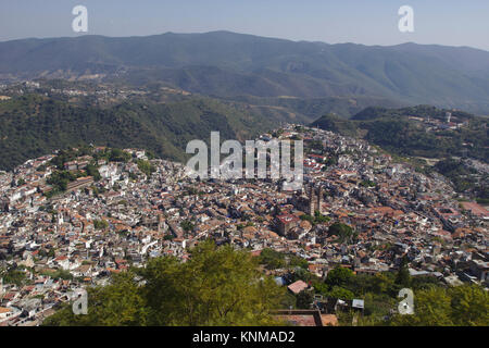 Santa Prisa Kirche und Stadt, Taxco, Ansicht von Christus Statue, Mexiko Stockfoto