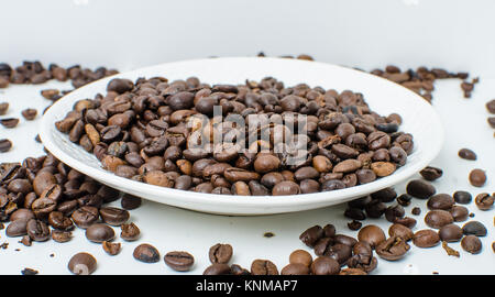 Geröstete Kaffeebohnen ein heißes Getränk zubereiten. Stockfoto