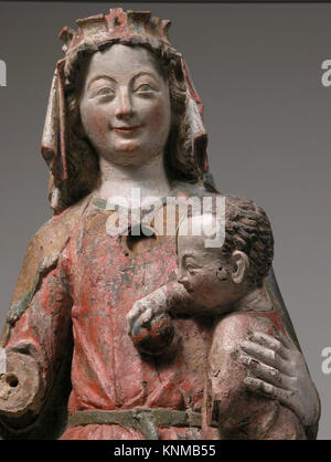 Deutsche Eichenskulptur der thronenden Jungfrau mit Kind, ca. 1280, hergestellt in Regensburg, mit gemalter Dekoration und religiöser Ikonographie der Gotik. Stockfoto