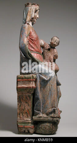 Eine gemalte Eichenskulptur aus Regensburg um 1280, die die Jungfrau Maria auf dem Thron mit dem Christkind zeigt, ein Beispiel mittelalterlicher religiöser Kunst. Stockfoto