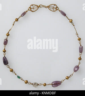 Goldene Halskette mit Amethysten, Glas und goldenen Perlen, 6.-7. Jahrhundert, byzantinische Kultur, Medium: Perlen aus Gold, Amethyst, (farbiges Glas oder Felsenkristall und Smaragd) Stockfoto