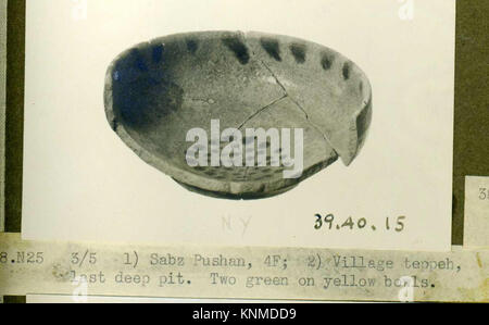 Bowl, 8.-9. Jahrhundert, im Iran ausgegraben, Nishapur. Dem Iran zugeschrieben, Nishapur, Medium: Earhenware; grüne Dekoration und undurchsichtige gelbe Glasur Stockfoto