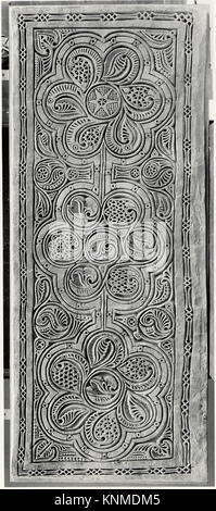Eine Stuckplatte aus dem 10. Jahrhundert, die in Nishapur, Iran, ausgegraben wurde, mit geschnitzten Dekorationen, die islamische architektonische Ornamente darstellen. Stockfoto