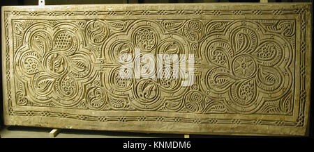 Eine aus dem 10. Jahrhundert geschnitzte Stuckdado-Platte aus Nishapur, Iran, die islamische dekorative architektonische Elemente darstellt. Stockfoto