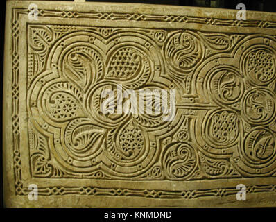 Aus dem 10. Jahrhundert geschnitzte, in Nishapur (Iran) ausgegrabene Stuckplatte, die islamische architektonische Dekoration und Handwerkskunst darstellt. Stockfoto