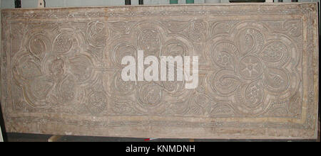 Eine Stuckplatte aus dem 10. Jahrhundert, die in Nishapur (Iran) ausgegraben wurde und eine geschnitzte Dekoration aufweist, die als islamisches Architekturobjekt erhalten wurde. Stockfoto
