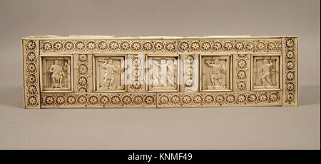 Byzantinischer Sarg aus Konstantinopel aus dem 10. Bis 11. Jahrhundert mit Kriegern und mythologischen Figuren auf Knochenplatten und Zierstreifen über Holz, mit silberner Schlossplatte. Stockfoto