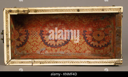 Ein byzantinischer Sarg aus Konstantinopel aus dem 10. Bis 11. Jahrhundert, verziert mit Kriegern und mythologischen Figuren, aus Knochenplatten über Holz mit silberner Schlossplatte. Stockfoto