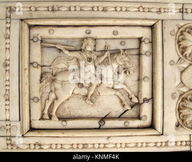 Diese byzantinische Schatulle aus Konstantinopel aus dem 10. Bis 11. Jahrhundert enthält Knochenplatten, dekorative Holzleisten und eine silberne Schlossplatte mit Darstellungen von Kriegern und mythologischen Figuren. Stockfoto