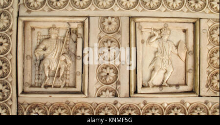 Diese byzantinische Schatulle aus Konstantinopel aus dem 10. Bis 11. Jahrhundert ist mit Knochenplatten, dekorativen Holzleisten und einer silbernen Schlossplatte gefertigt, die Krieger und mythologische Figuren illustriert. Stockfoto