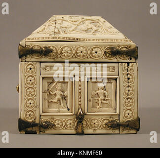 Byzantinischer Sarg aus Konstantinopel aus dem 11. Jahrhundert mit geschnitzten Elfenbein- und Knochendarstellungen von Kriegern und Tänzern, vergoldete Kupfermontagen, die byzantinisches Handwerk und Kunstfertigkeit veranschaulichen. Stockfoto